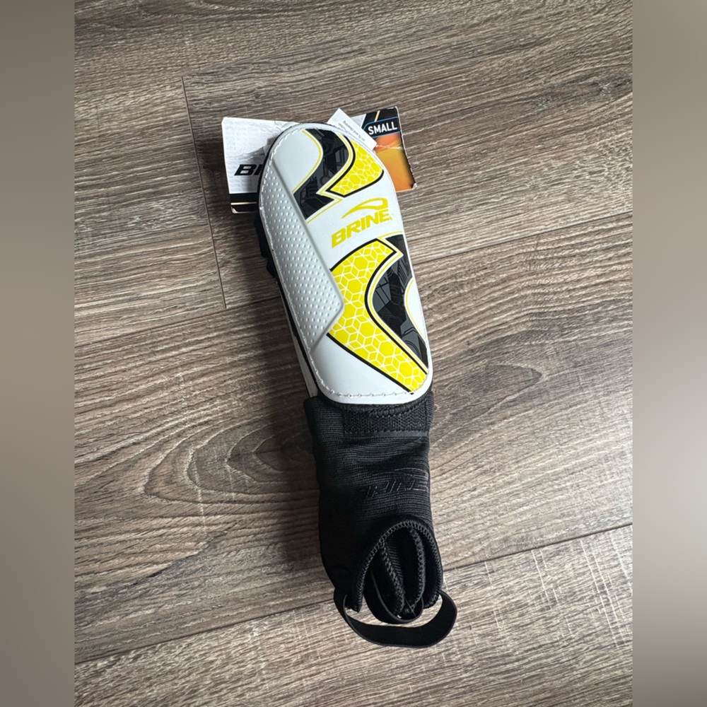 Brine Shinguard size small NWT